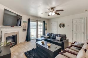 6 Mi to Dtwn Raleigh Townhome with Fenced Patio! - 3hvězdičkové hotely ve městě Raleigh