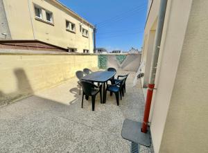 Sheila - RDC à la déco style années 70 avec terrasse à deux pas de la plage