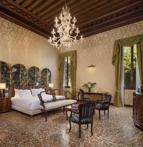 Junior Suite room in NH Collection Grand Hotel Palazzo Dei Dogi