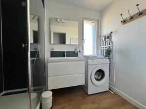 Appartements Appartement chic et lumineux - 100 m de la plage : photos des chambres