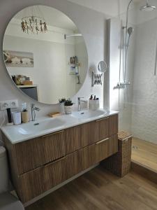 Sejours chez l'habitant Charmante chambre chez l-habitant pour 2 personnes- parking couvert : photos des chambres