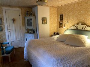 Peaceful idyll by the lake