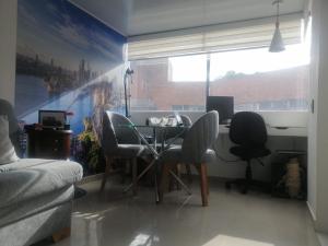 Acogedor apartaestudio, dos ambientes, cerca al aeropuerto, al terminal de transporte, central en Bogotá