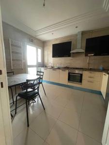 Charming Apartment Overlooking the Airport Soukra