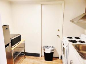 Deluxe Queen Studio  room in Travelodge Suites by Wyndham Orange