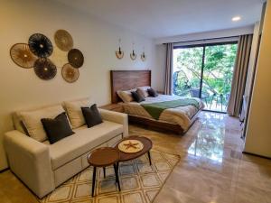 Cozy Studio with King Bed, Rooftop Pool and Fast Wi-Fi