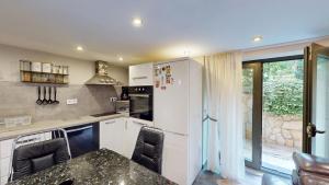 Cozy 1BR Flat next to NDK with Private Patio