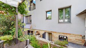 Cozy 1BR Flat next to NDK with Private Patio