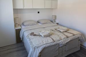 Maison 4 chambres entièrement rénovée, literie, terrasse & parking gratuit à Nieuwpoort-Stad by La Conciergerie