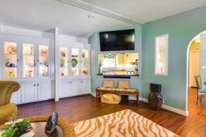 Home with Lanai 10 Mi to Beach and Old Naples!