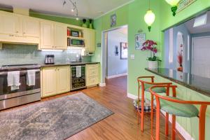 Home with Lanai 10 Mi to Beach and Old Naples!