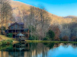 Lakeside Cabin - 2 Fireplaces-Hot Tub-Game Room