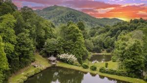 Lakeside Cabin - 2 Fireplaces-Hot Tub-Game Room