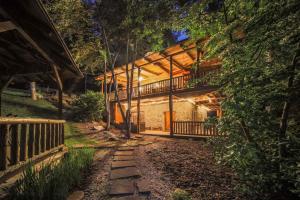 Lakeside Cabin - 2 Fireplaces-Hot Tub-Game Room