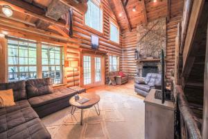 Lakeside Cabin - 2 Fireplaces-Hot Tub-Game Room