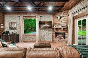 Cozy Cabin • Hot Tub • FirePit • King Bed • Arcade