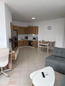 Large Modern Apartment with Balcony & Sea View