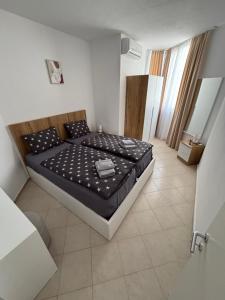 Large Modern Apartment with Balcony & Sea View