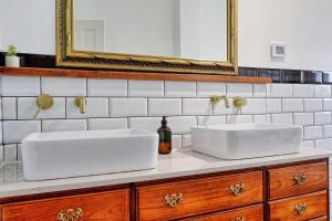 Beautiful 5 bed house, relaxing garden and driveway parking 10 min to the beach