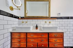 Beautiful 5 bed house, relaxing garden and driveway parking 10 min to the beach