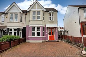 Beautiful 5 bed house, relaxing garden and driveway parking 10 min to the beach