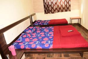 SAIRATNA HOTEL only 1 minute distance from sai temple