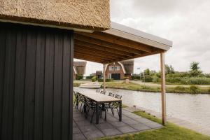 Watervilla buitenzijde met Sauna I 8 personen - Boutique Parc Pharshoeke