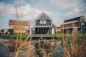 Watervilla buitenzijde met Sauna I 8 personen - Boutique Parc Pharshoeke