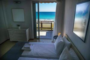 Sunny Bay Beachfront Retreat