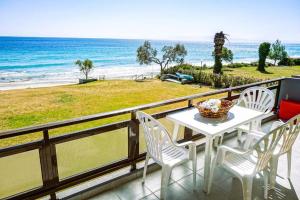 Sunny Bay Beachfront Retreat