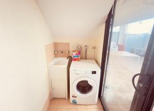 City Explorer Base 3BR&2 Floors&Walk to Mall & Airport Transit