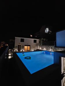 TheTomonina house with pool