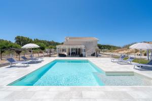 Villa very close to Santa Maria Del Focallo beach blue flag with private pool