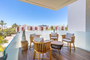 Marea Walk to Medano Stylish Stay in Cabo