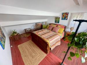 An atypical cocoon, escape to a painters home