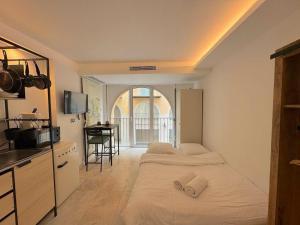 ⁂ Studio Vieux-Nice climatisé: charme commodités