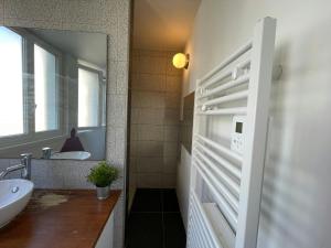 Appartements Bright Spacious Flat • 5 Guests • Near Tram : photos des chambres