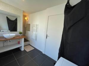 Appartements Bright Spacious Flat • 5 Guests • Near Tram : photos des chambres