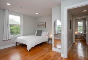 Jennifers Cozy Apt Brown U Athletic Field Views