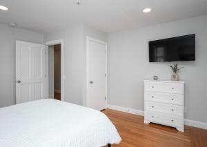 Jennifers Cozy Apt Brown U Athletic Field Views