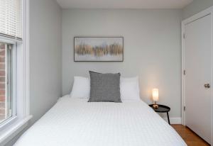 Jennifers Cozy Apt Brown U Athletic Field Views