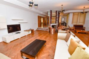 Malikane Residence,6 bed detached