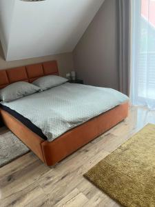 Domki i dom w sadzie Stegna z podgrzewanym basenem - prywatne jacuzzi przy domu