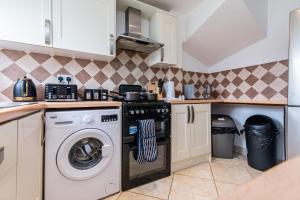 Comfortable 3-Bedroom House with Private Driveway in Bedford