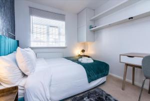 Comfortable 3-Bedroom House with Private Driveway in Bedford