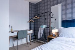 Comfortable 3-Bedroom House with Private Driveway in Bedford