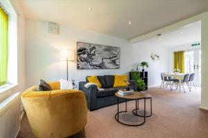 Comfortable 3-Bedroom House with Private Driveway in Bedford