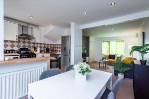 Comfortable 3-Bedroom House with Private Driveway in Bedford