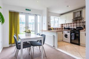 Comfortable 3-Bedroom House with Private Driveway in Bedford