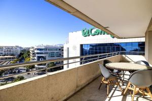 Puerto Banús- Parking piscina.